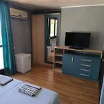 делфини B&B *